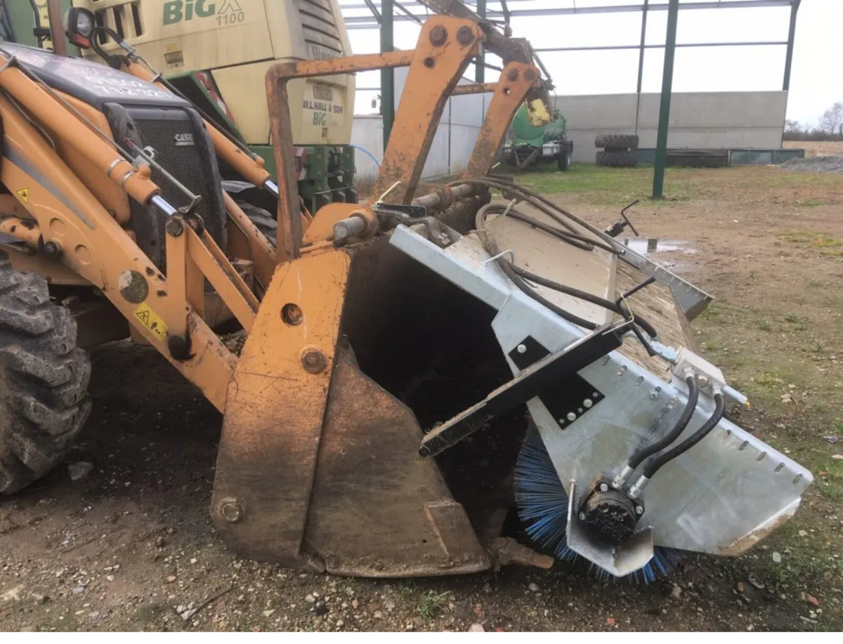 Sutton Construction Bucket Brish - Image 1