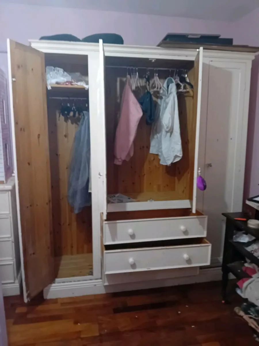 Wardrobe inbuilt chest of drawers - Image 1
