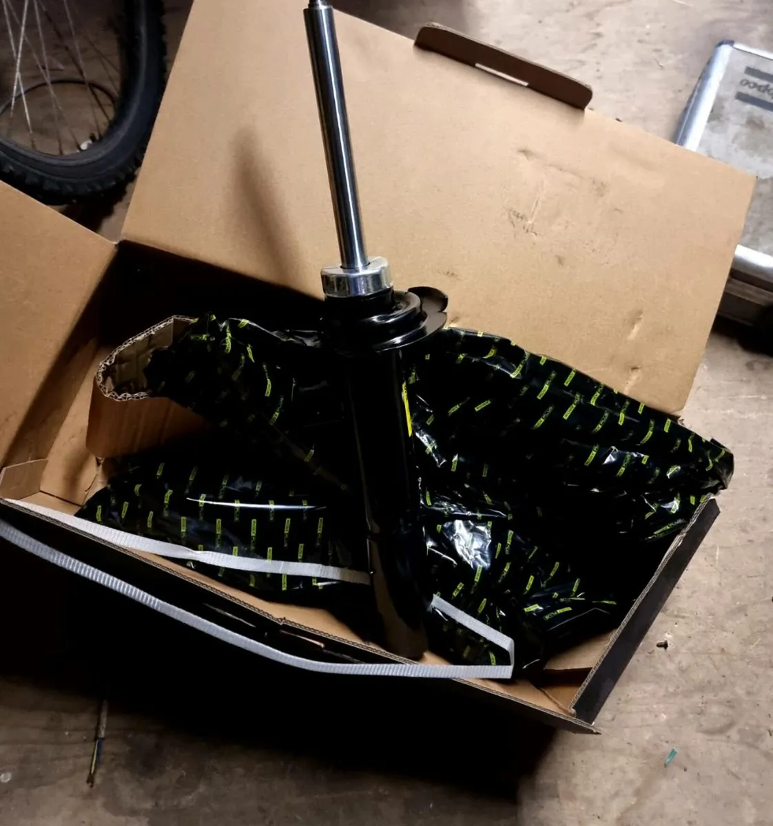 Brand New Bmw 320d  front shocks new - Image 3