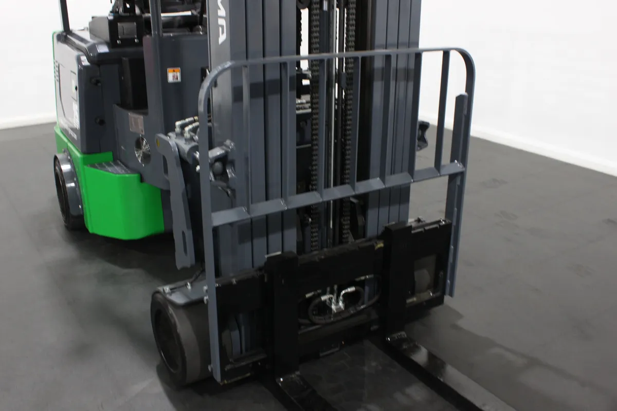 MiMA MJ25 2.5T Articulated Forklift , 4 Stage Mast - Image 4