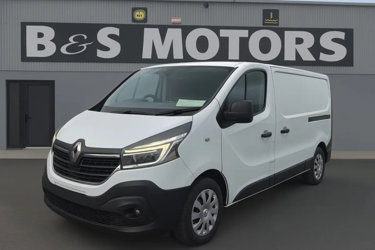 Renault Trafic 2019 ONLY 58000KM ✨ LEATHER SEATS ✨ - Image 1