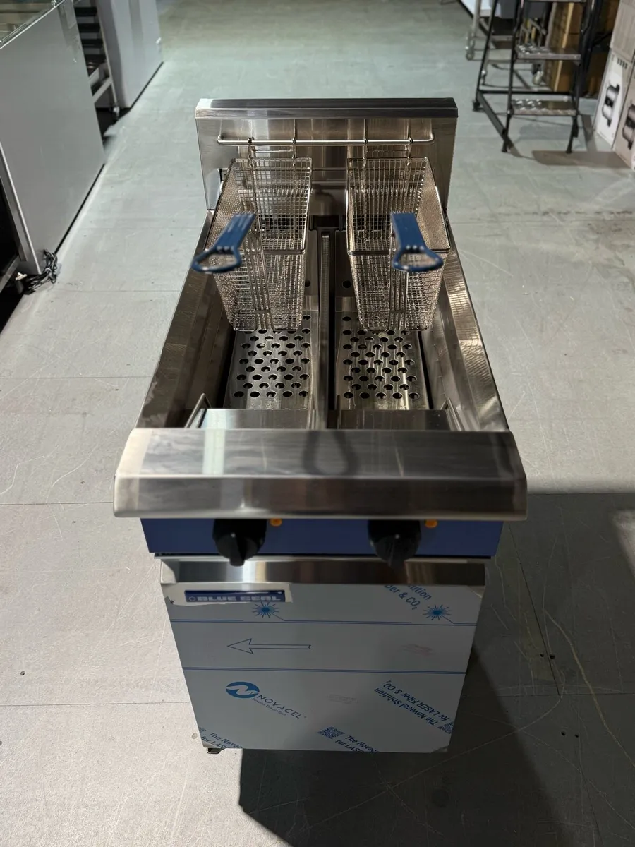 New Blue Seal E44 Electric Twin Tank Fryer - Image 4