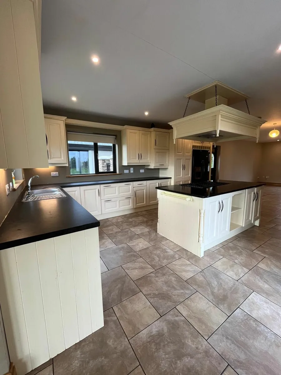 Granite island, Stanley cooker & Extractor fan - Image 2