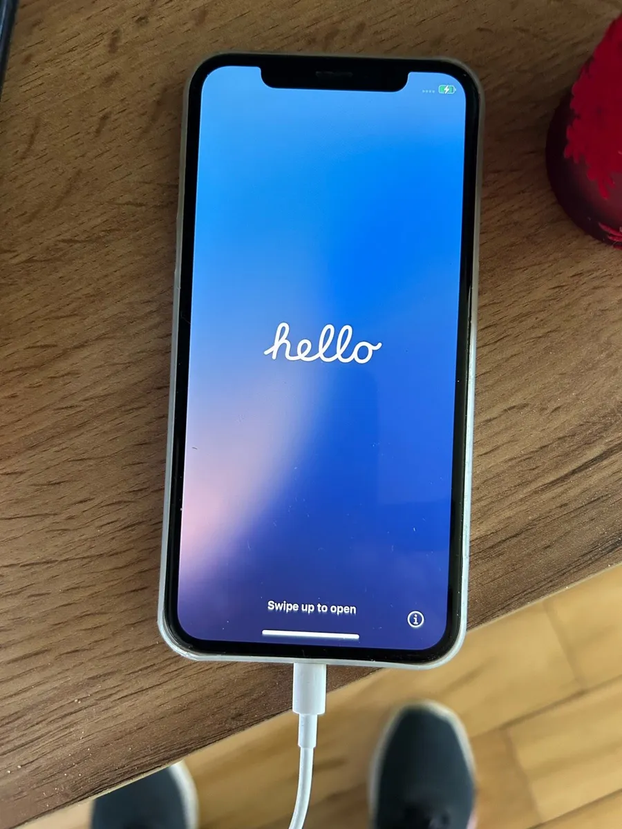 In excellent condition iPhone XS 256gb SIM FREE - Image 4