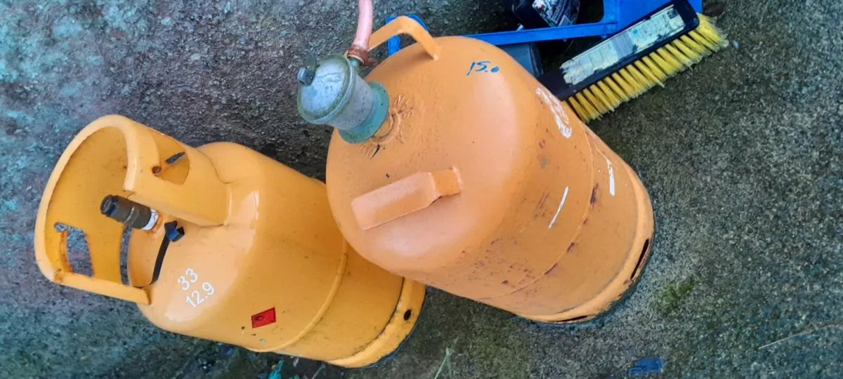 Empty gas cylinders - Image 2