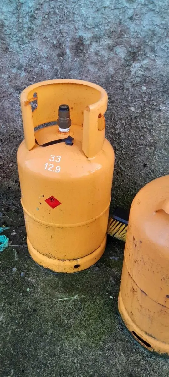 Empty gas cylinders - Image 1