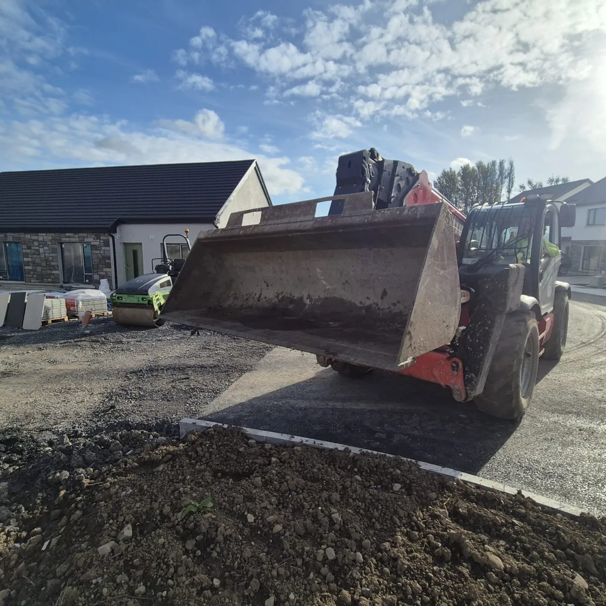 Manitou bucket suitable for forks - Image 1