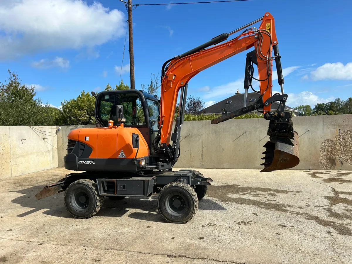 2019 Doosan 6 ton duck (tilt hitch) - Image 1