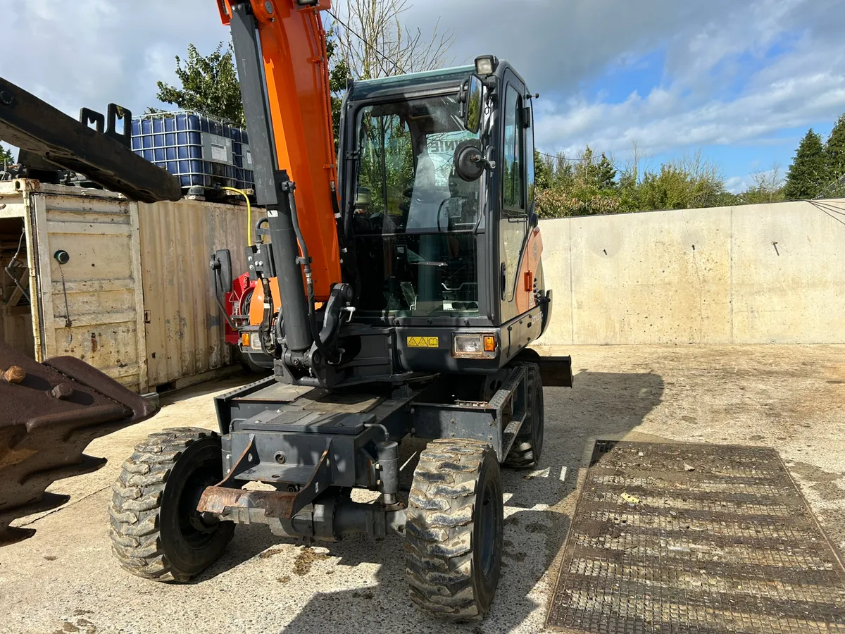 2019 Doosan 6 ton duck (tilt hitch) - Image 2