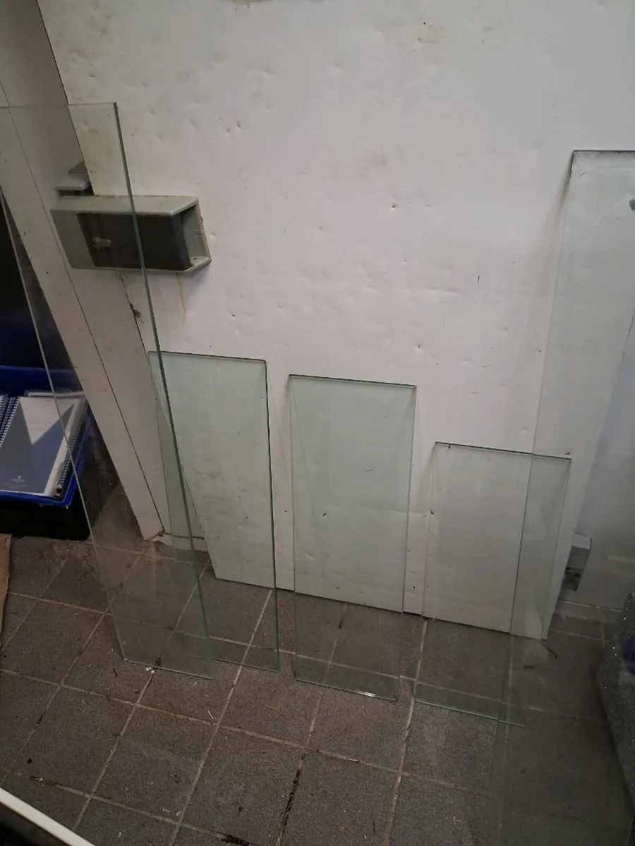 Glass shelving - Image 1