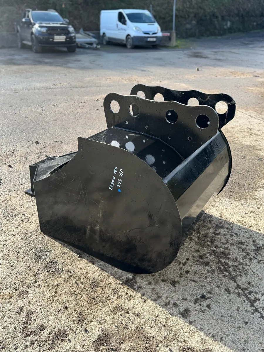 New unused concrete pouring bucket - Image 4