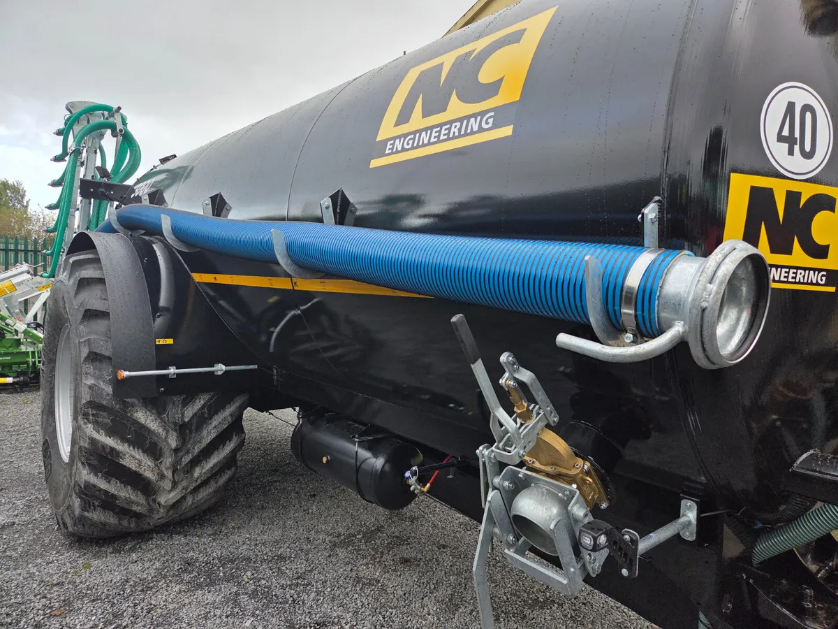 Nc 3000 gal tank with 10,2 meter trail and shoe - Image 1