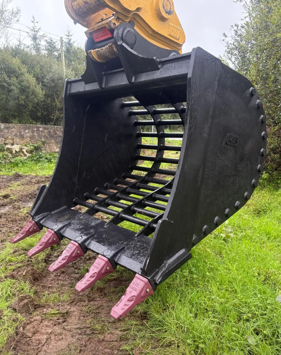 14 , 20 , 30 & 40 Ton Riddle Buckets  For Sale