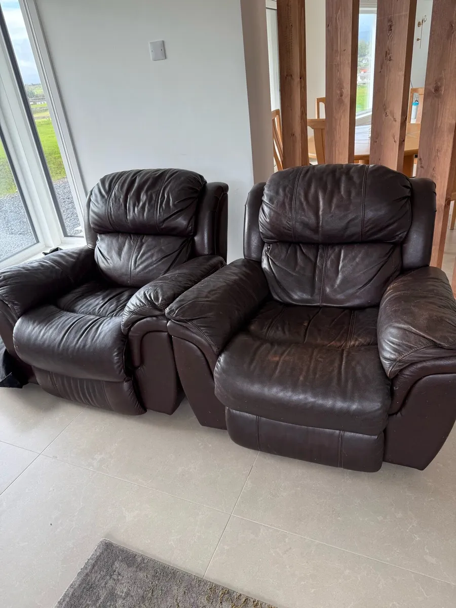 Leather suite …free to take away… - Image 1