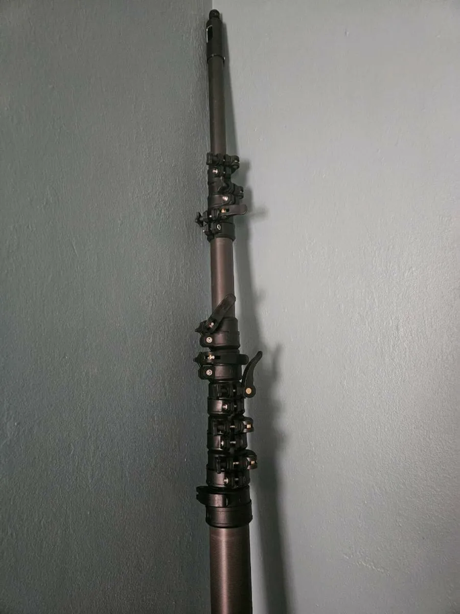 Telescopic window cleaning pole - Image 1
