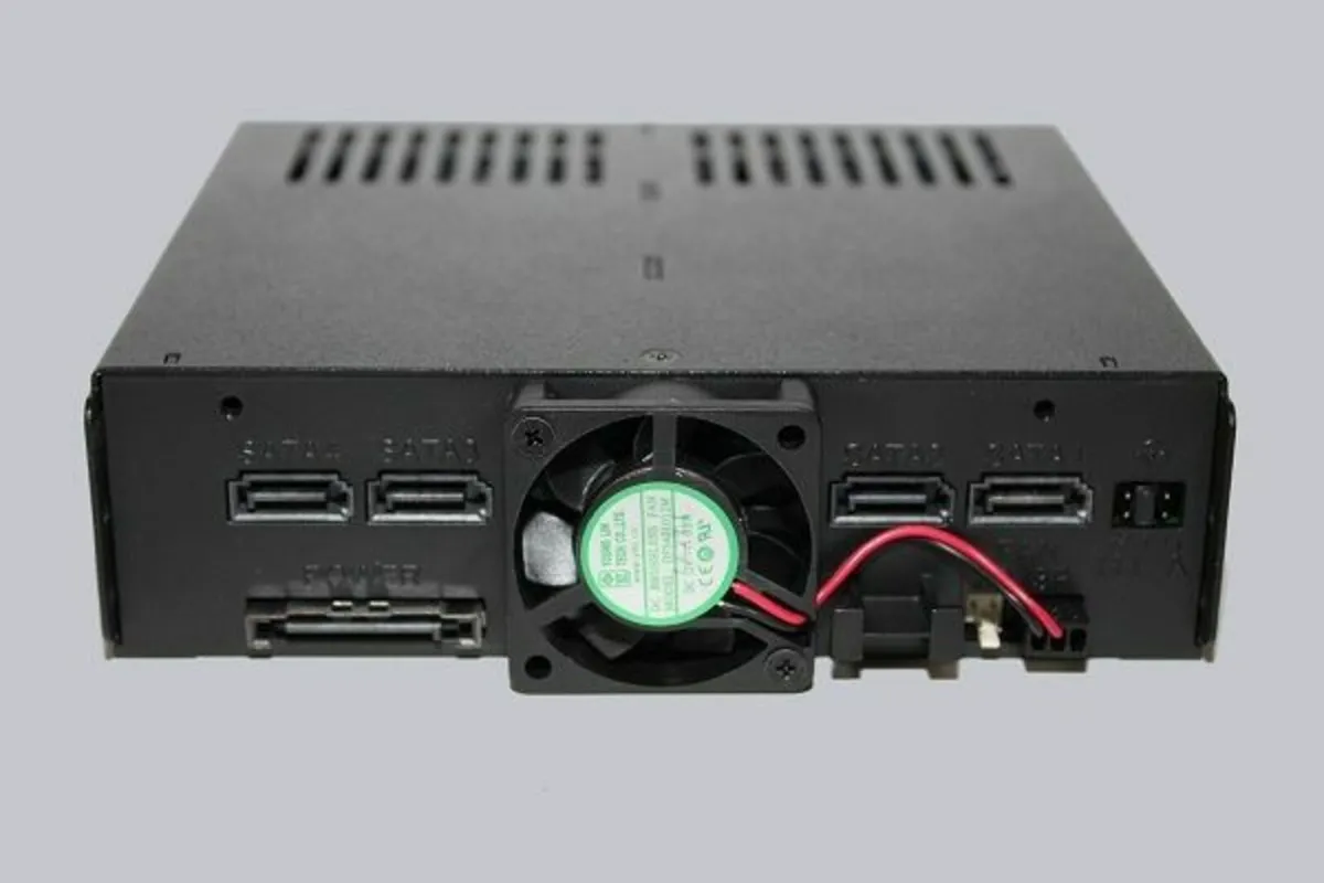 Icydock mb324sp-b 4 Bay 2.5" SAS/SATA HDD & SSD - Image 3