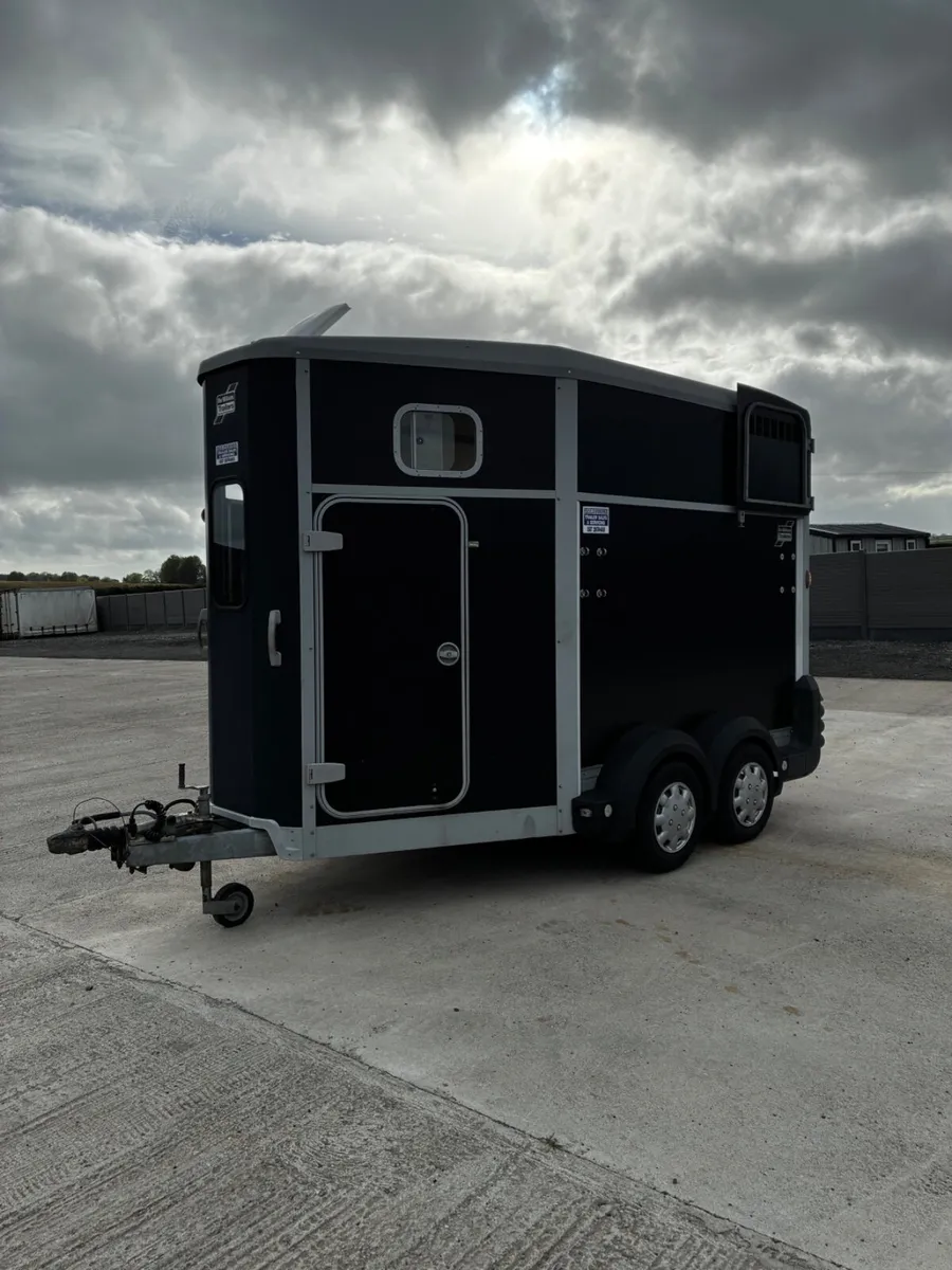 HB511 Ifor Williams Horse Box - Image 1