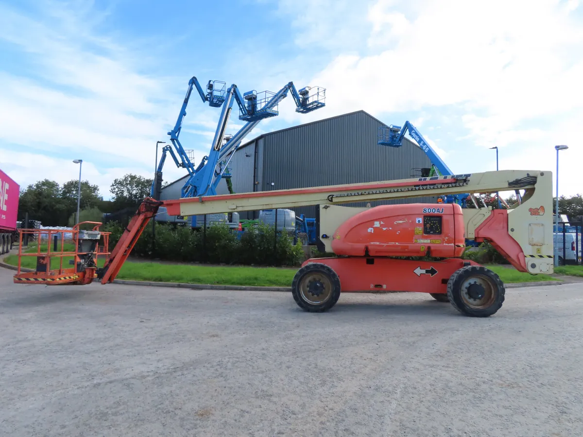 JLG 800AJ 4X4  Articulating Boom Lift - Image 1