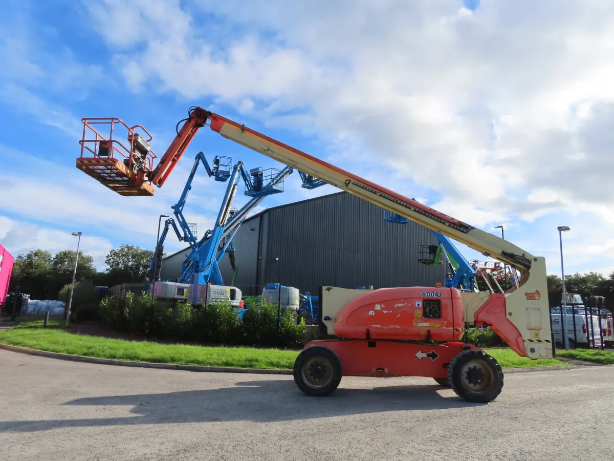 JLG 800AJ 4X4  Articulating Boom Lift - Image 3