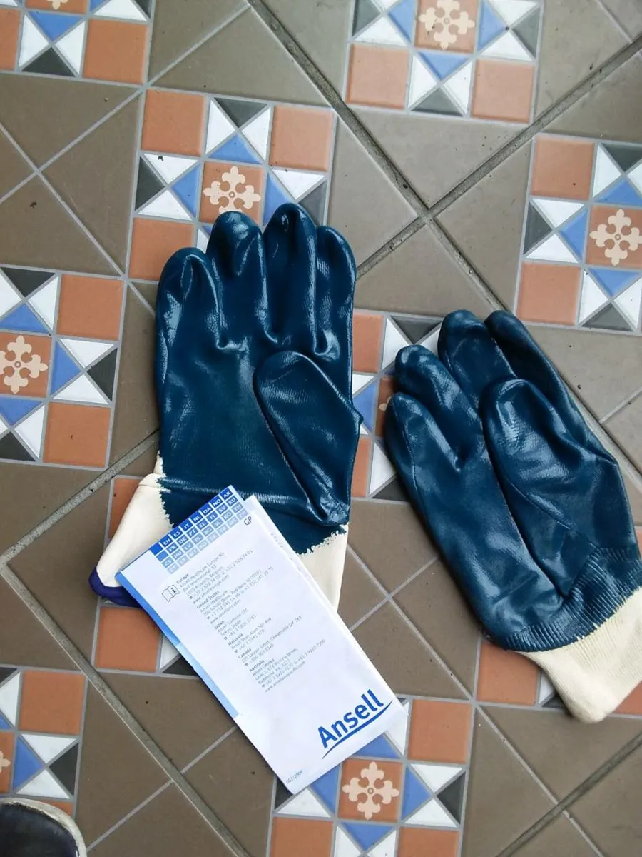 Nitrile  LARGE GLOVES - Image 4