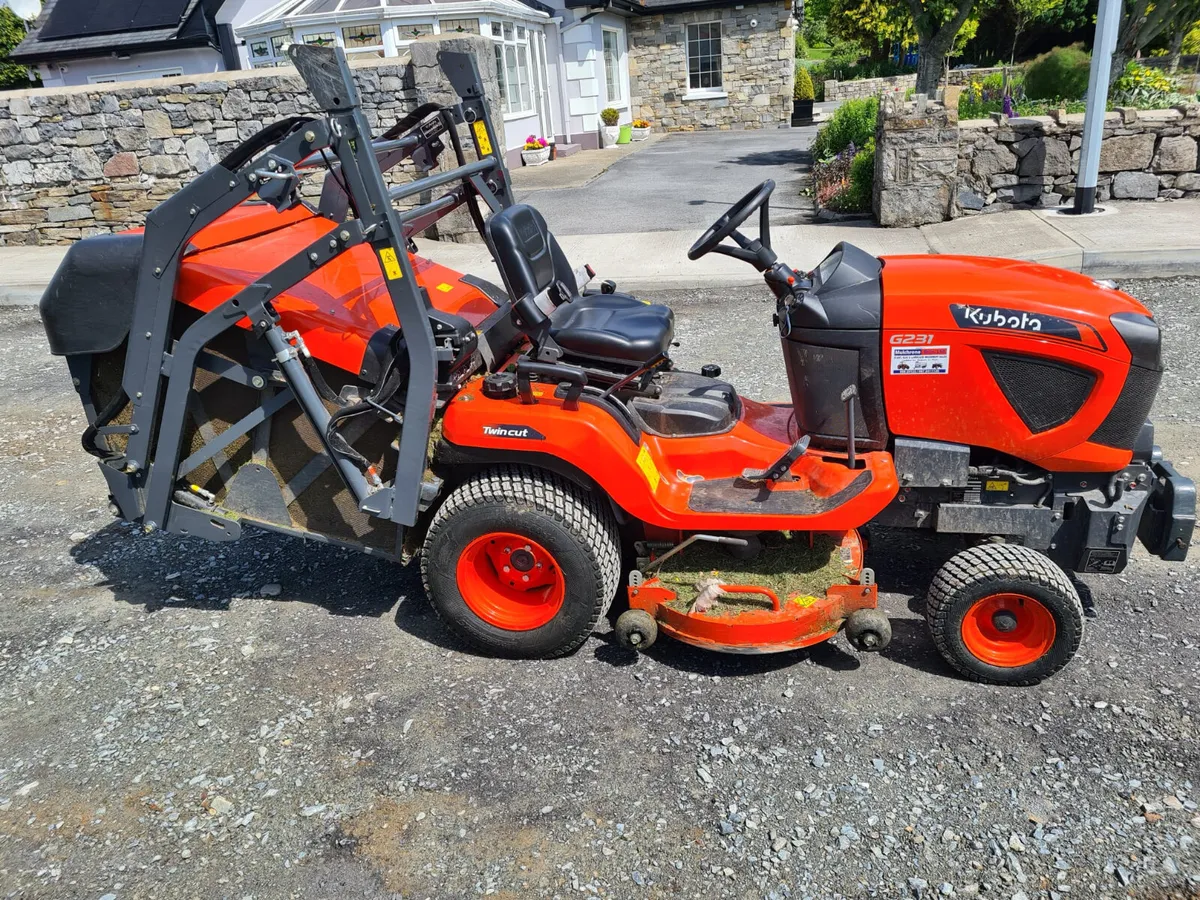 Kubota G231 High tip Diesel Ride on Mower - Image 2