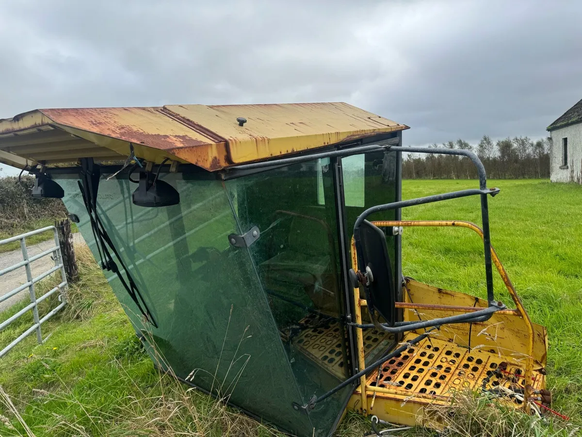 New Holland combine cab €950 - Image 2