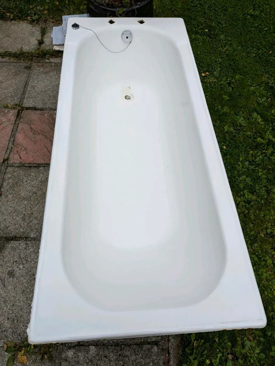 Cast iron bath - Image 1