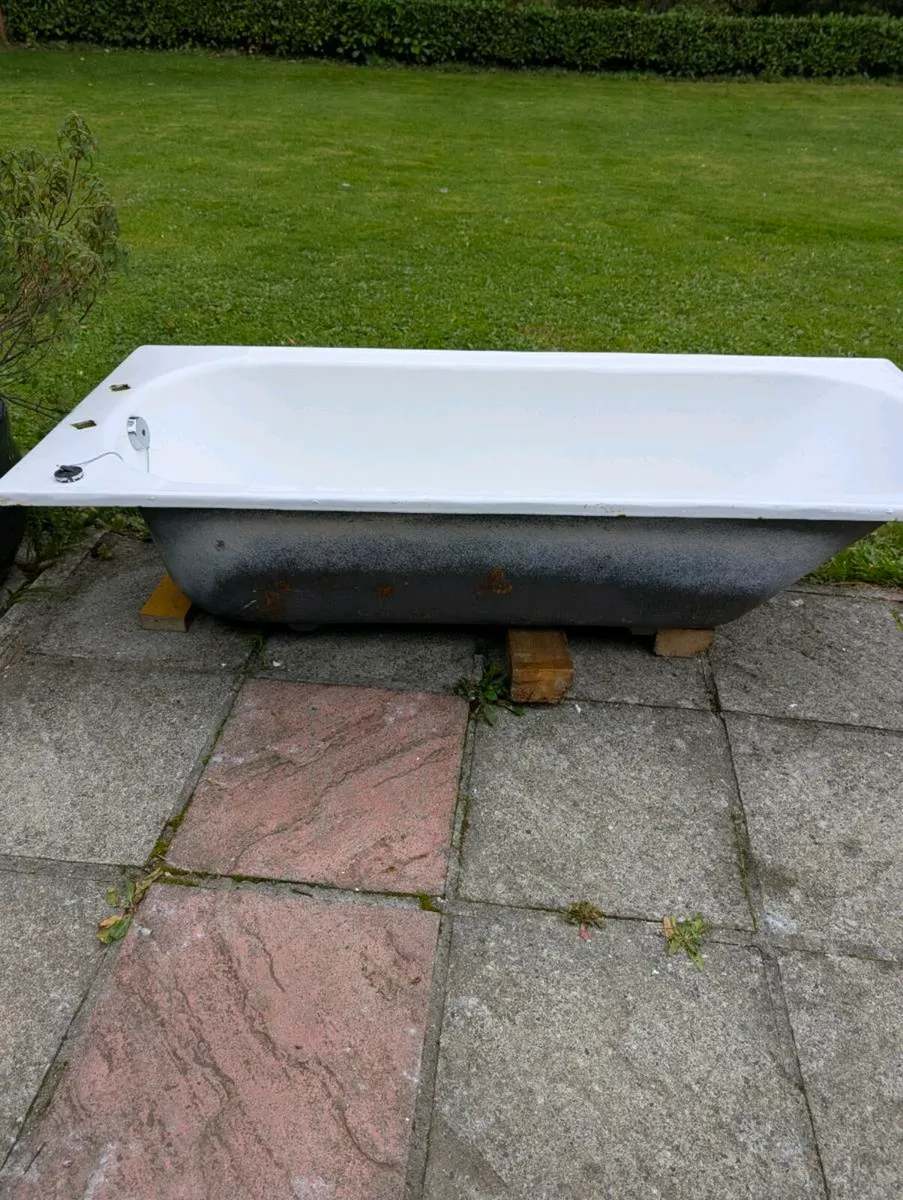 Cast iron bath - Image 2