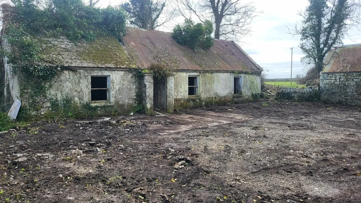 Cottage and site for sale - Image 1