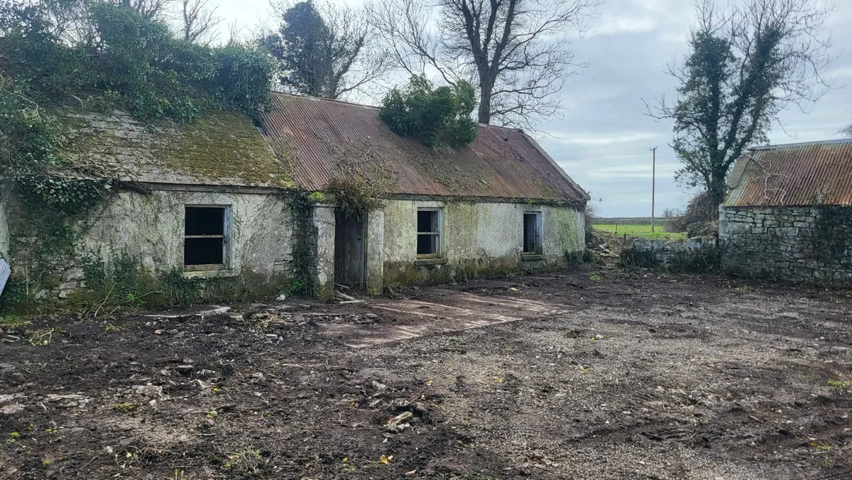 Cottage and site for sale - Image 3