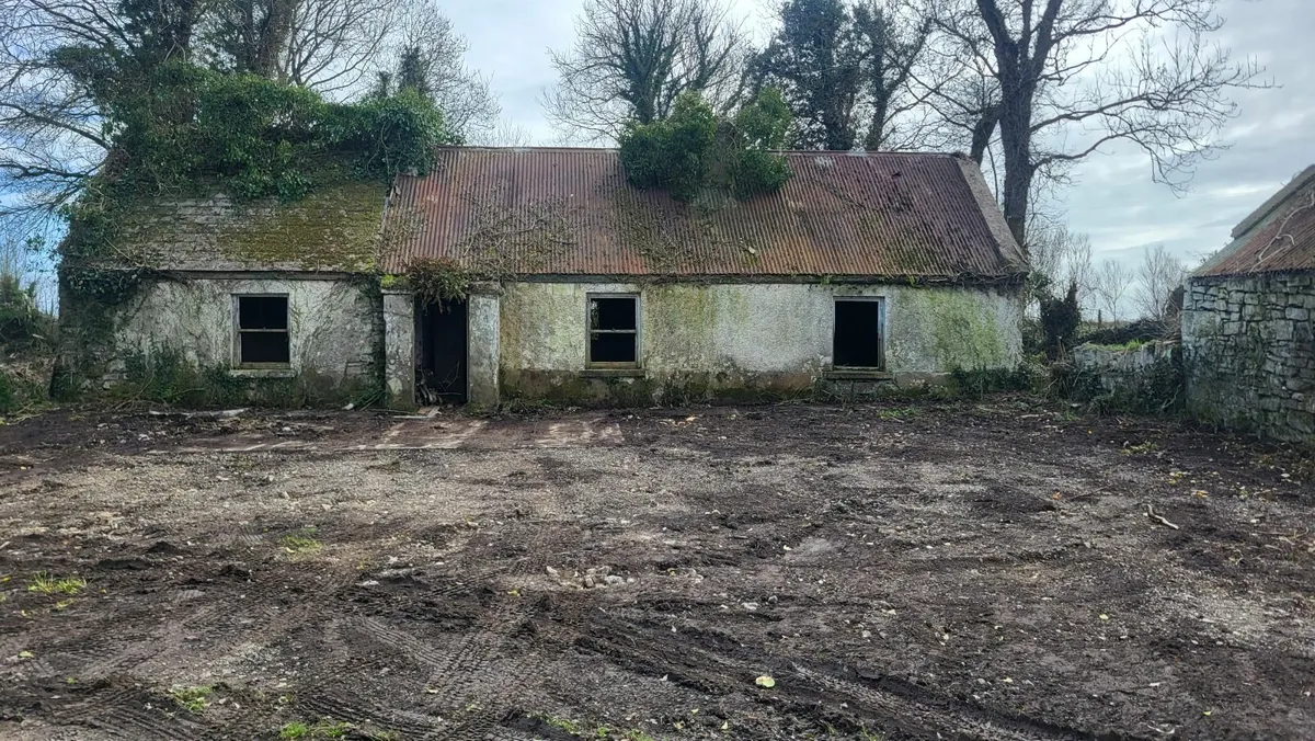 Cottage and site for sale - Image 3
