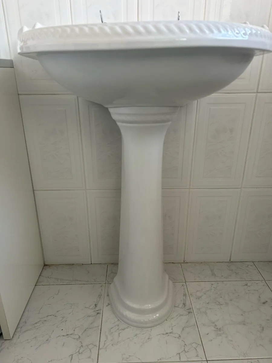 Bathroom suite - Image 2