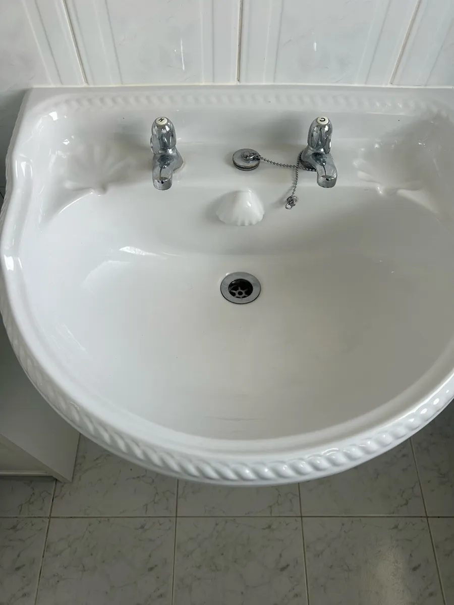 Bathroom suite - Image 1