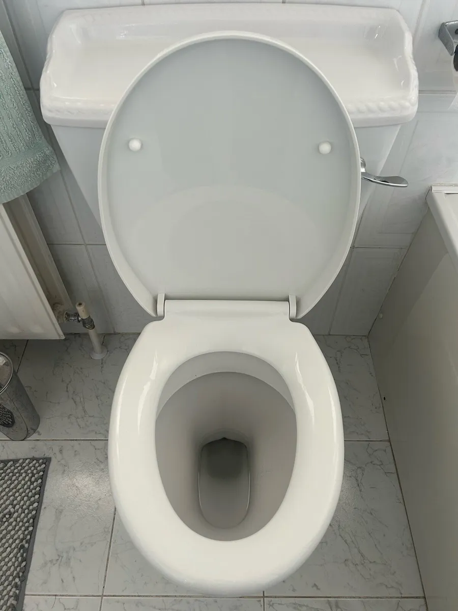 Bathroom suite - Image 4