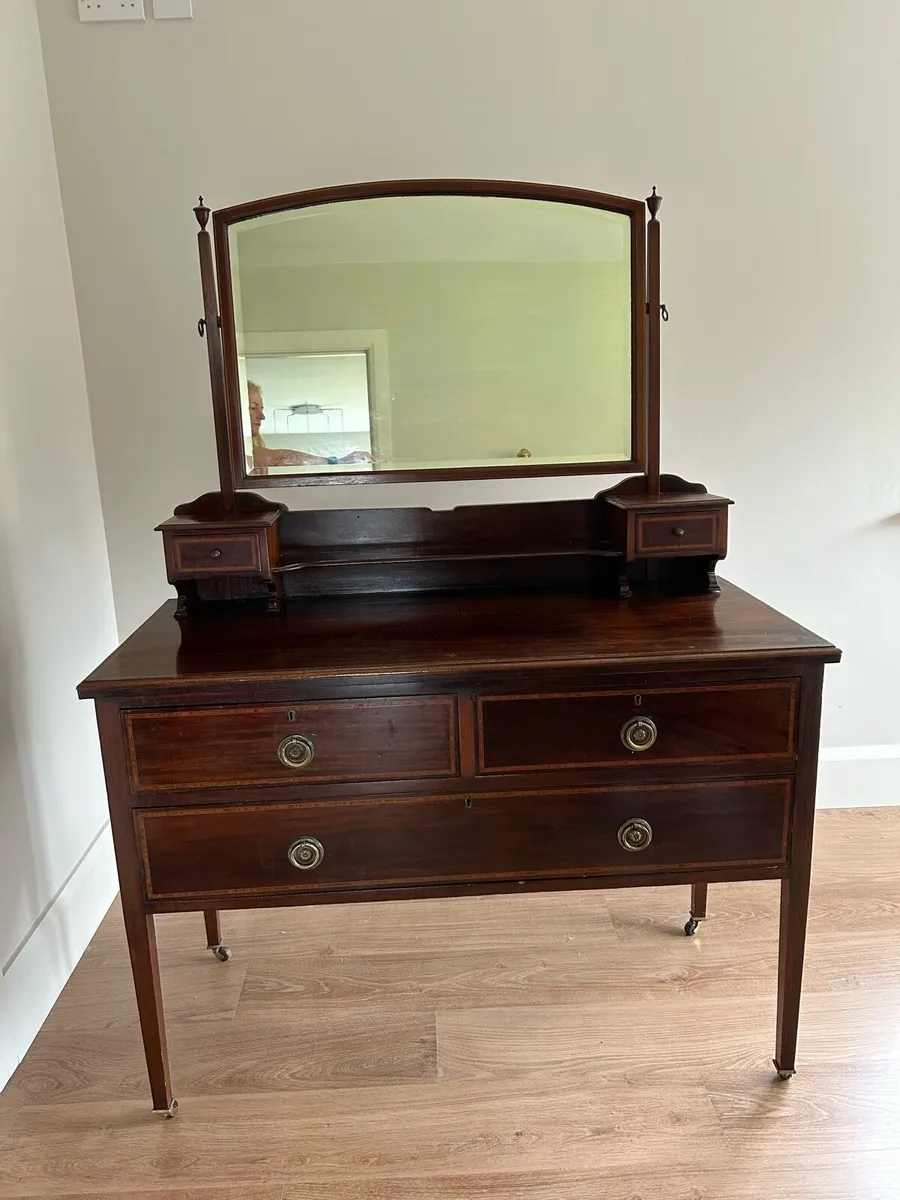 Dressing table - Image 1