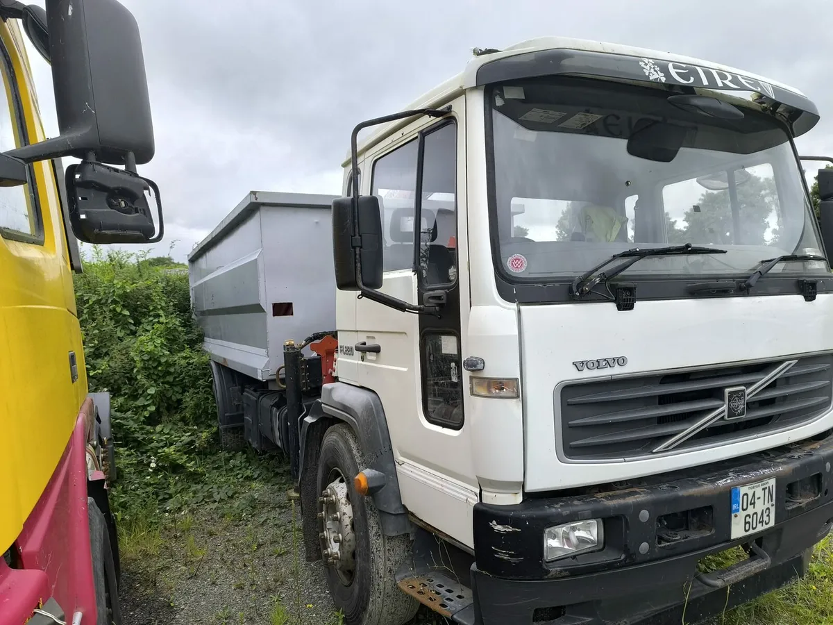 Volvo FL 220 Tipper with crane - Image 3