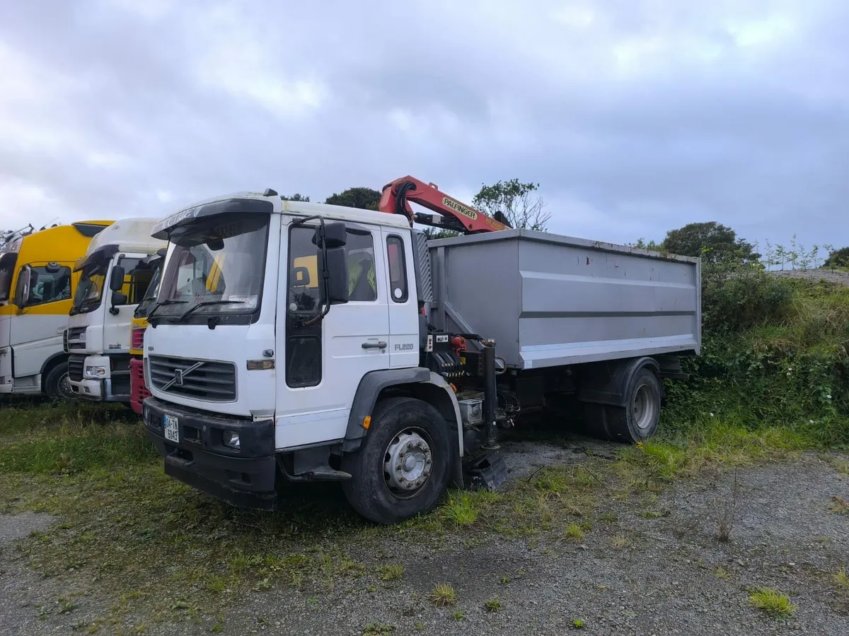 Volvo FL 220 Tipper with crane - Image 1