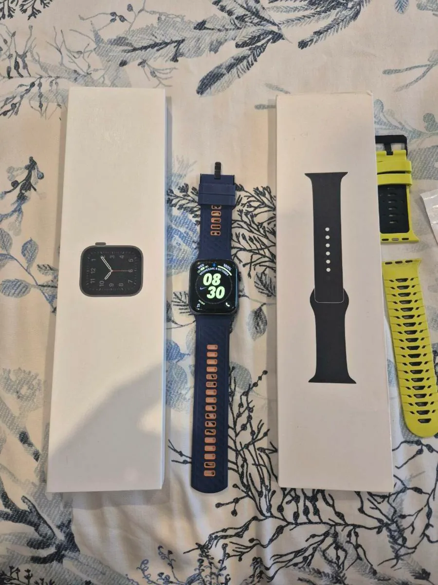Apple Watch SE & Straps & charger - Image 1