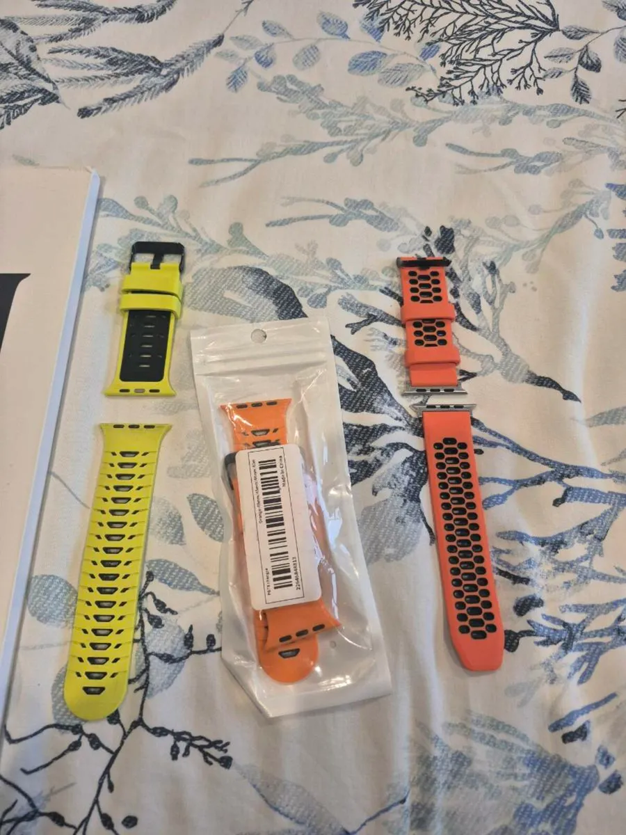 Apple Watch SE & Straps & charger - Image 2