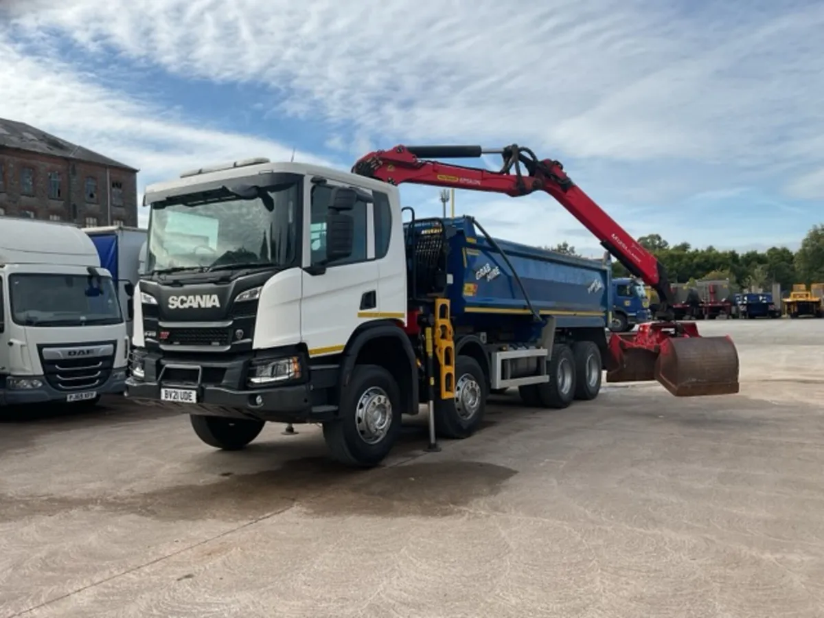 2021 (21) Scania P410 XT 8x4 Steel Tipper Grab - Image 3