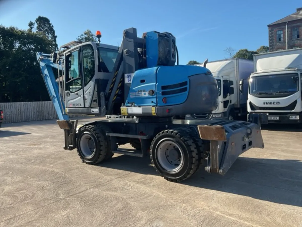 2015 Terex Fuchs MHL250 Material Handler - Image 4