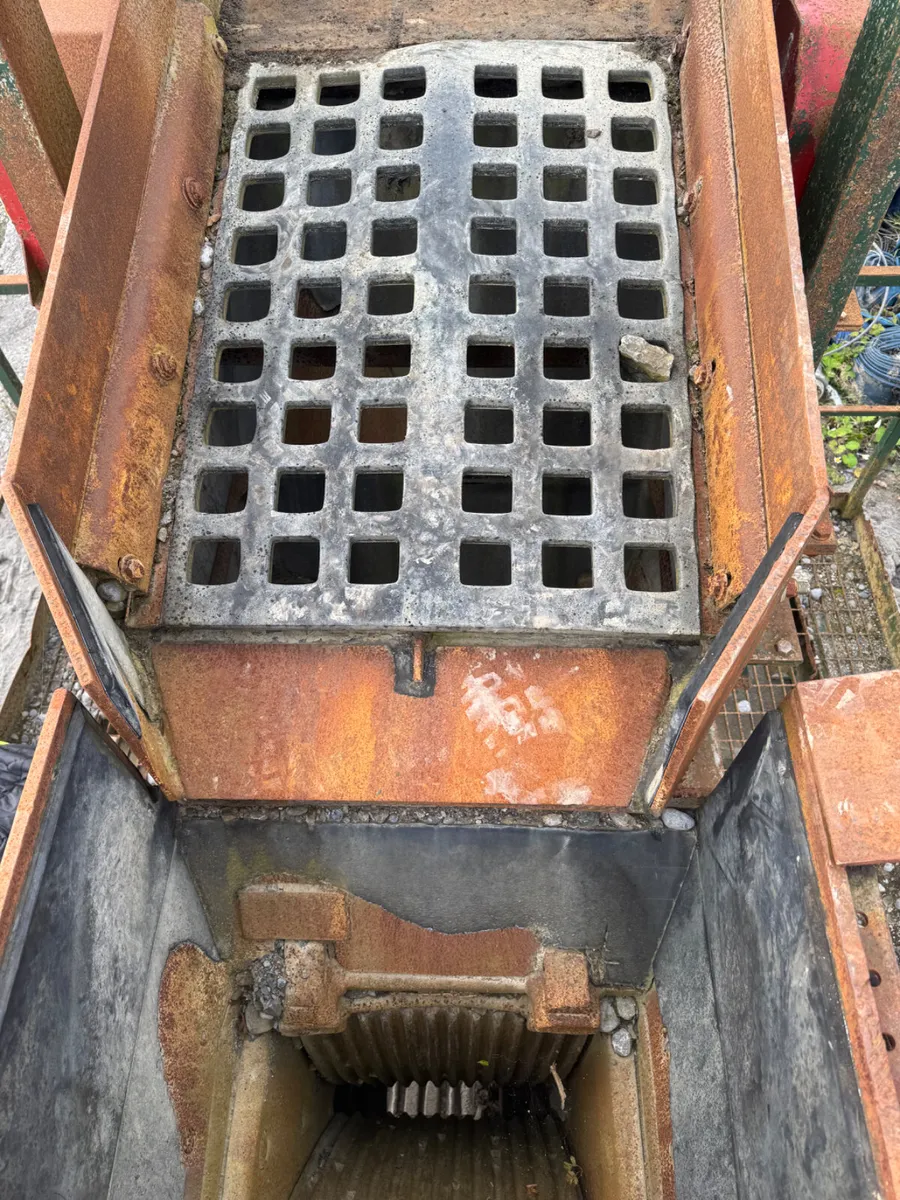 FEEDER SCALPING SCREEN HOPPER - Image 3