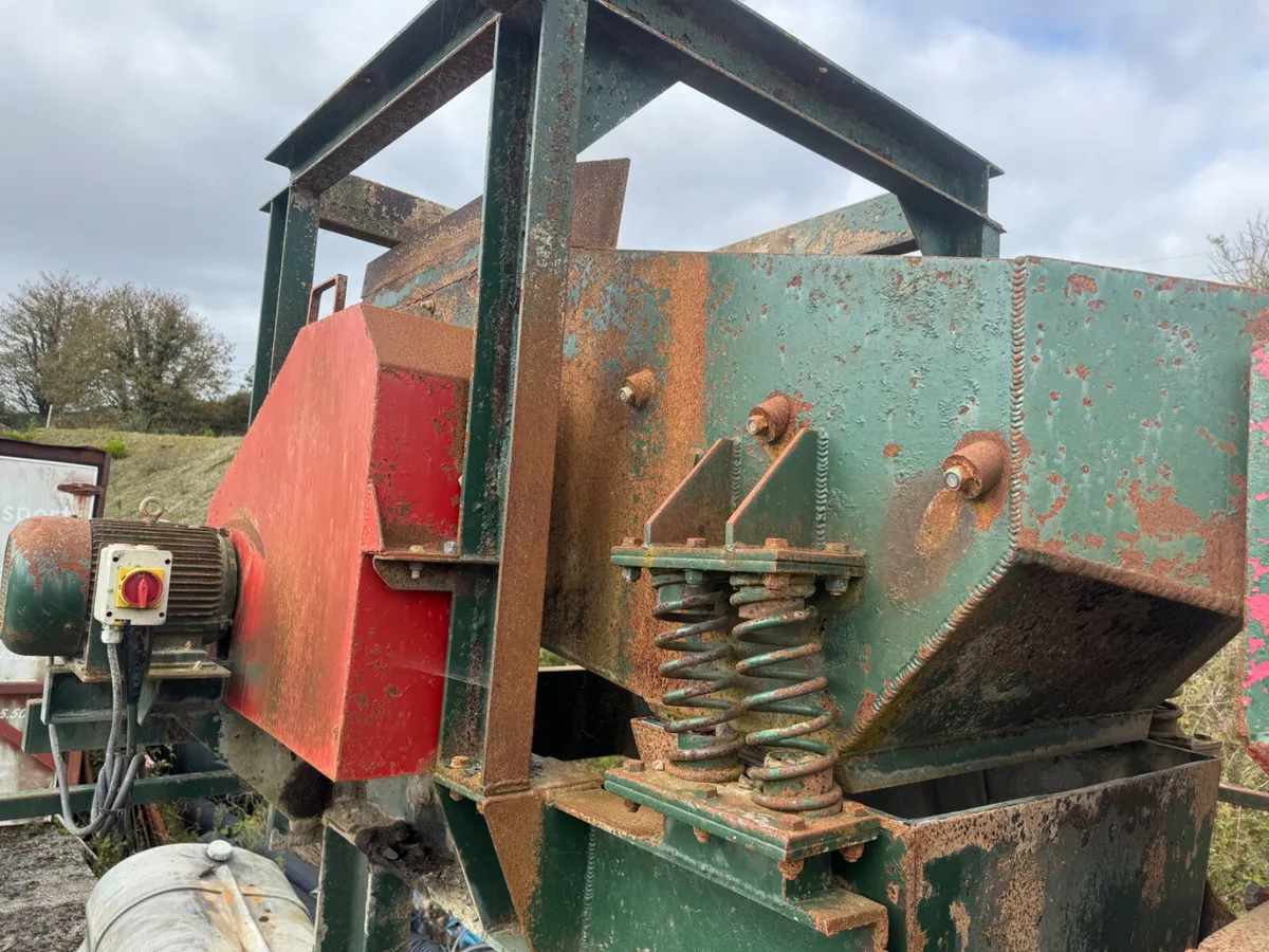 FEEDER SCALPING SCREEN HOPPER - Image 1