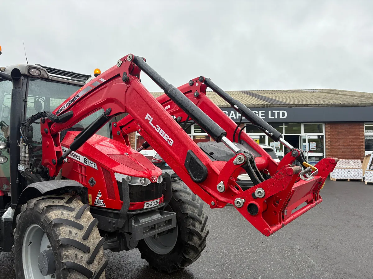 Massey Ferguson 5713S 🔴 AIR BRAKES 🔴 - Image 2