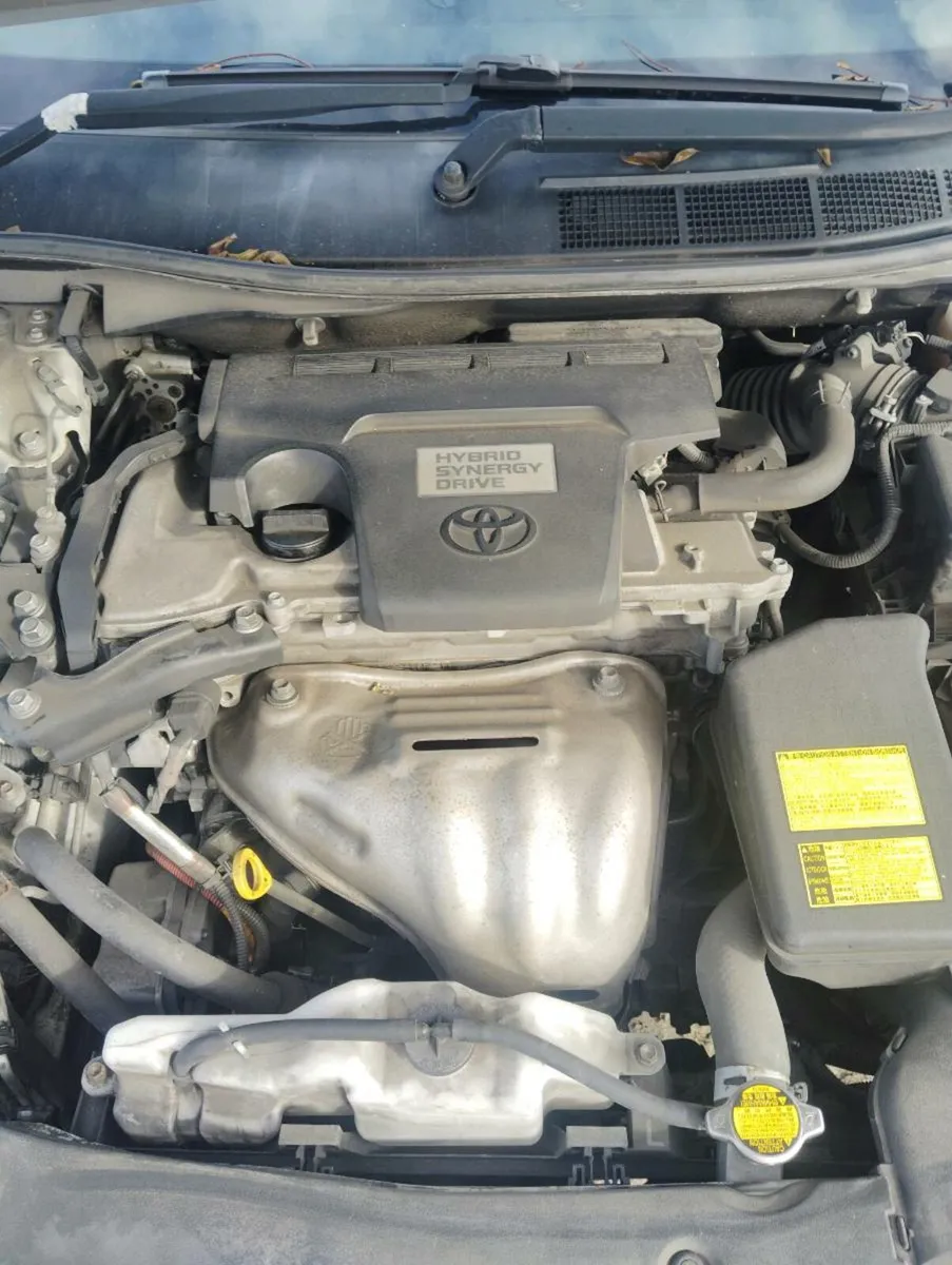 Breaking Toyota Camry 2013 hybrid - Image 2