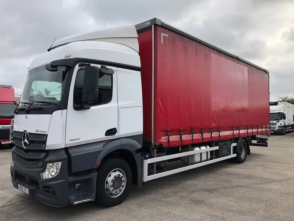 2018 Mercedes Actros HI cube curtainside - Image 1