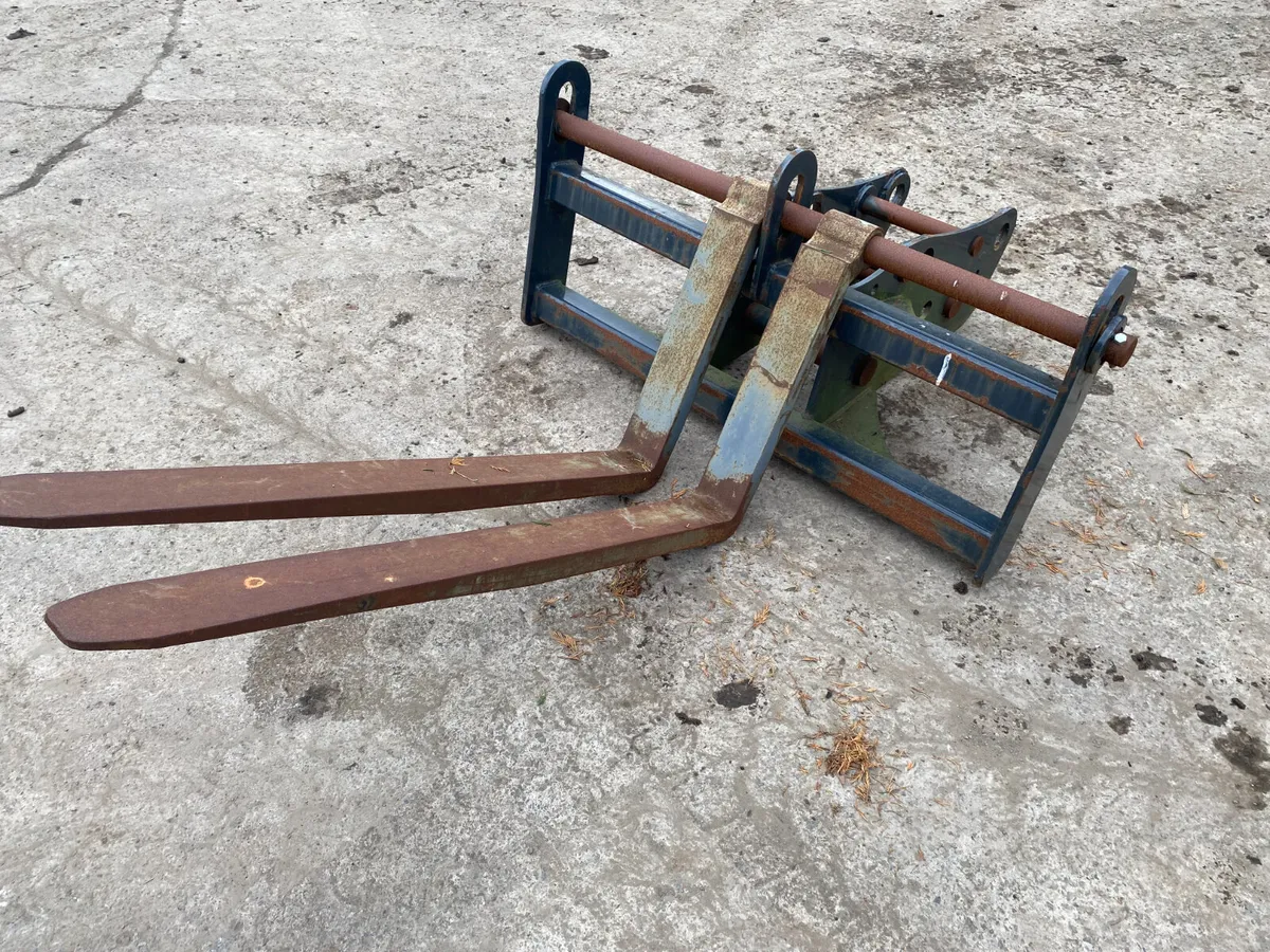 Titus 6/13 Ton Floating Forks for Excavator - Image 1