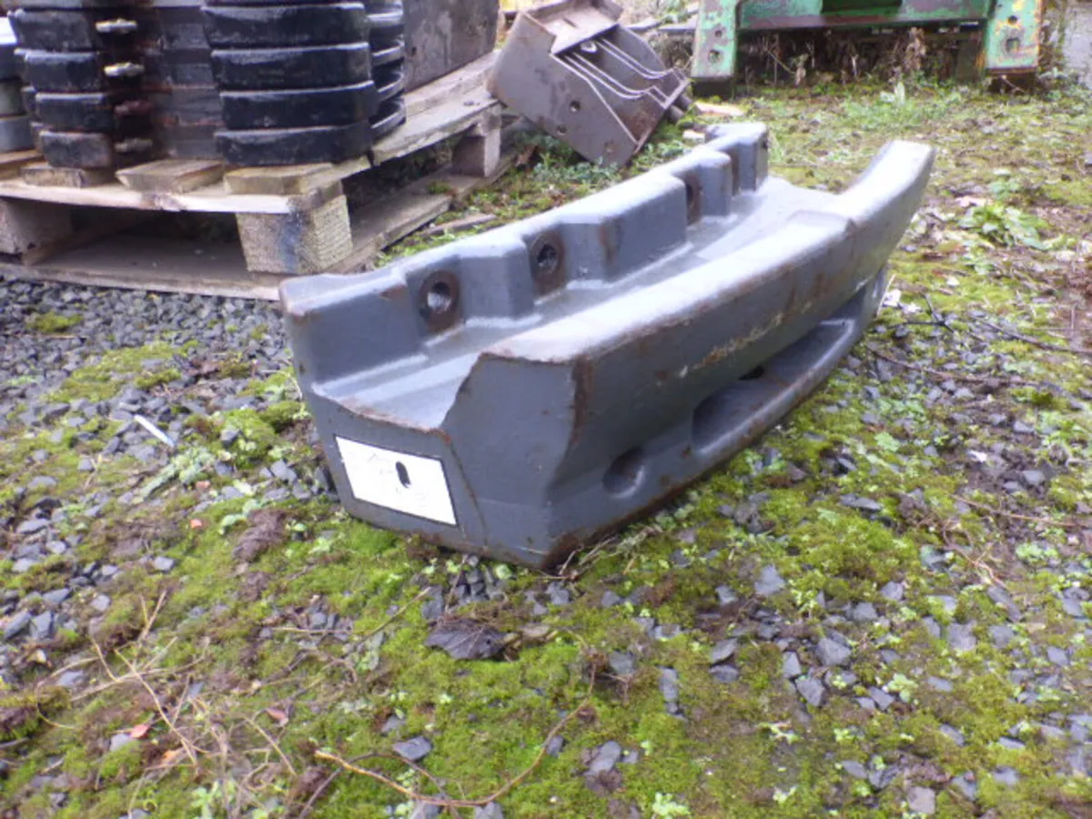 New Holland Fan Weight Block Carrier - Image 3