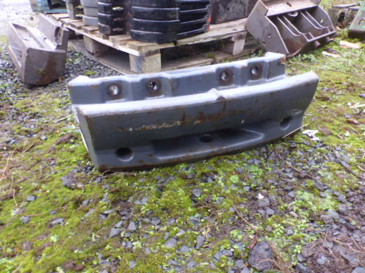 New Holland Fan Weight Block Carrier - Image 2