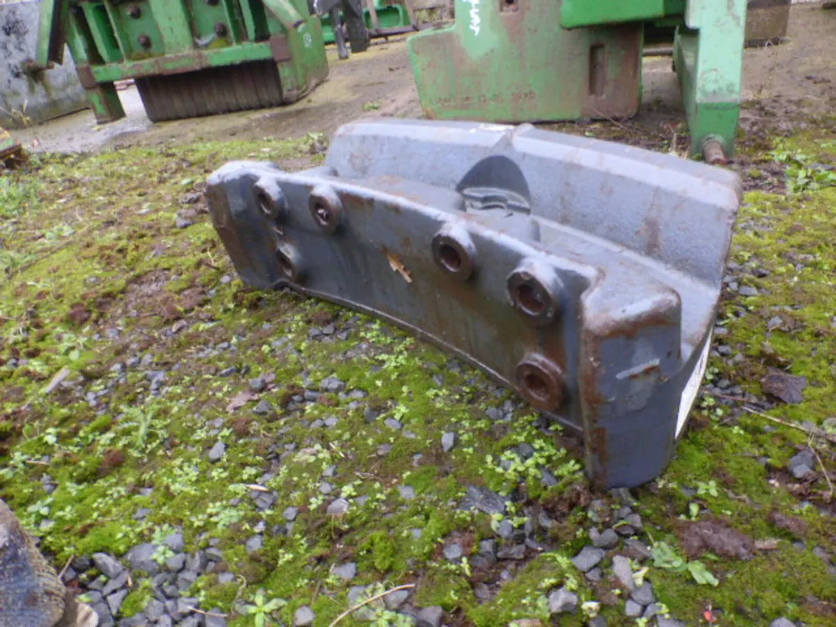 New Holland Fan Weight Block Carrier - Image 4